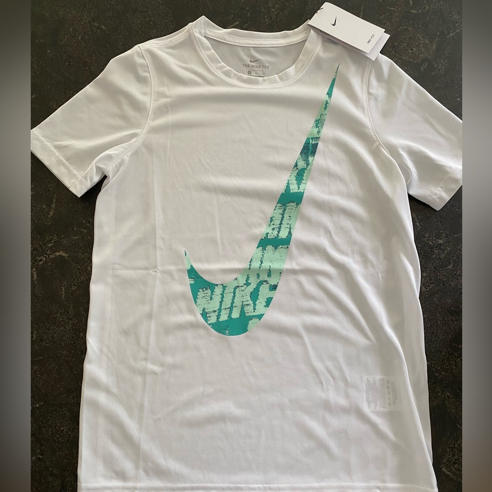Boys t-shirt with Nike swoosh Medium NWT